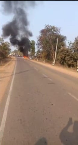 बल्देवगढ़-खरगापुर मार्ग पर चलती कार में अचानक आग लग गई।