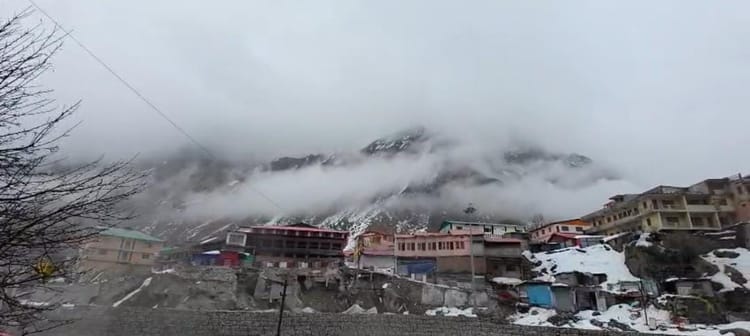 Uttarakhand: निचले क्षेत्रों में बारिश, बदरीनाथ और हेमकुंड साहिब में हुई बर्फबारी, कल भी बिगड़ा रहेगा मौसम