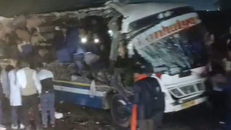 बदायूं में भीषण सड़क हादसा: हाईवे पर रोडवेज और निजी बस की टक्कर, तीन लोगों की मौत, 20 से अधिक घायल