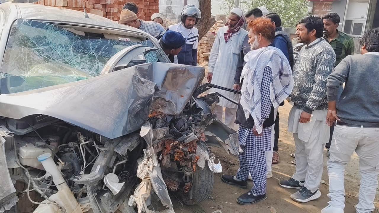 car accident dur to tree in Bareilly exposes road engineering