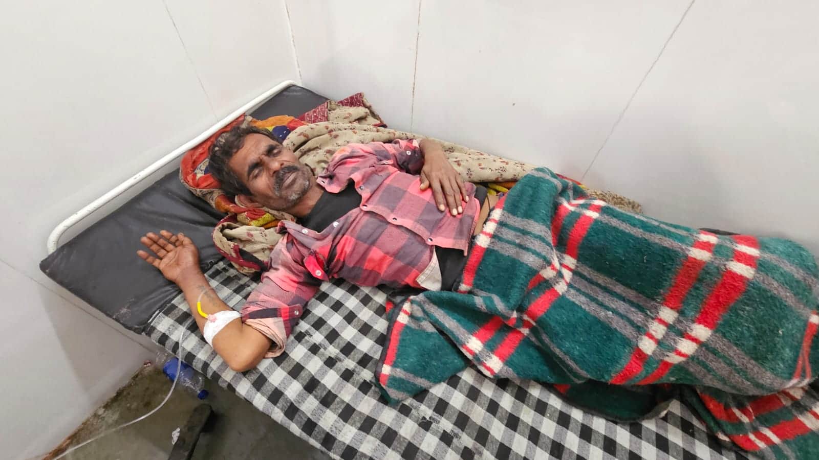 छतरपुर में चोरी के शक में बंधक बनाकर पीटा गया।