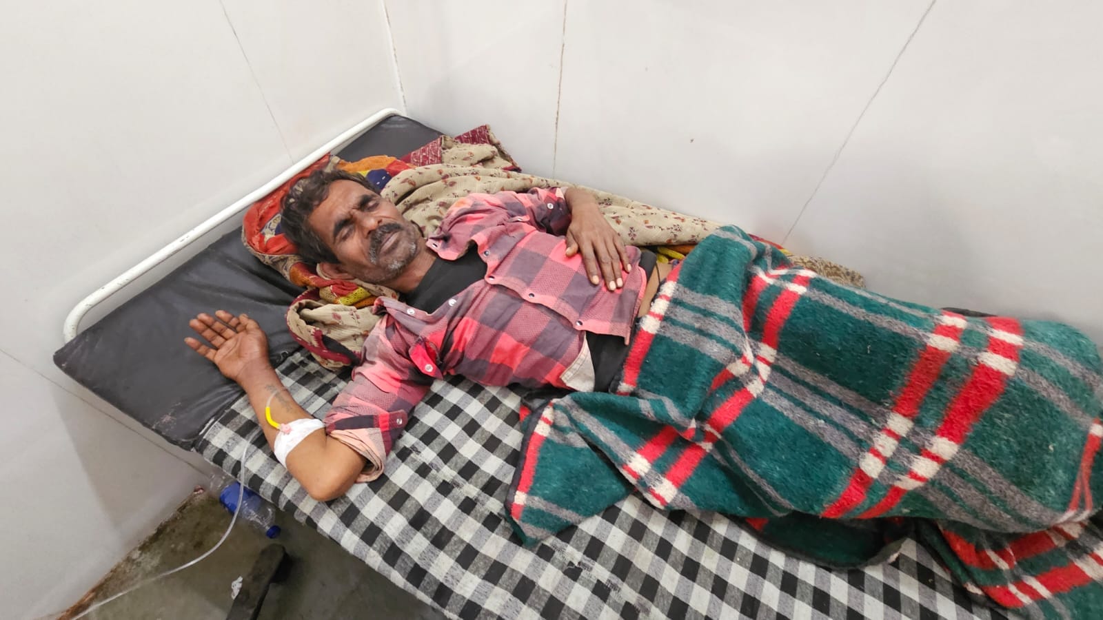 छतरपुर में चोरी के शक में बंधक बनाकर पीटा गया।