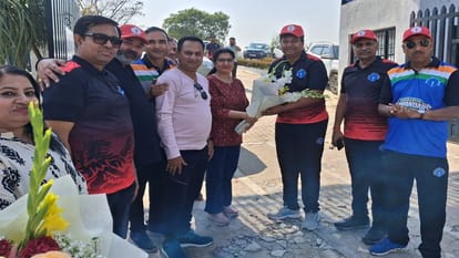 Meerut: SBI annual sports function, Muzaffarnagar's thrilling victory in the cricket match