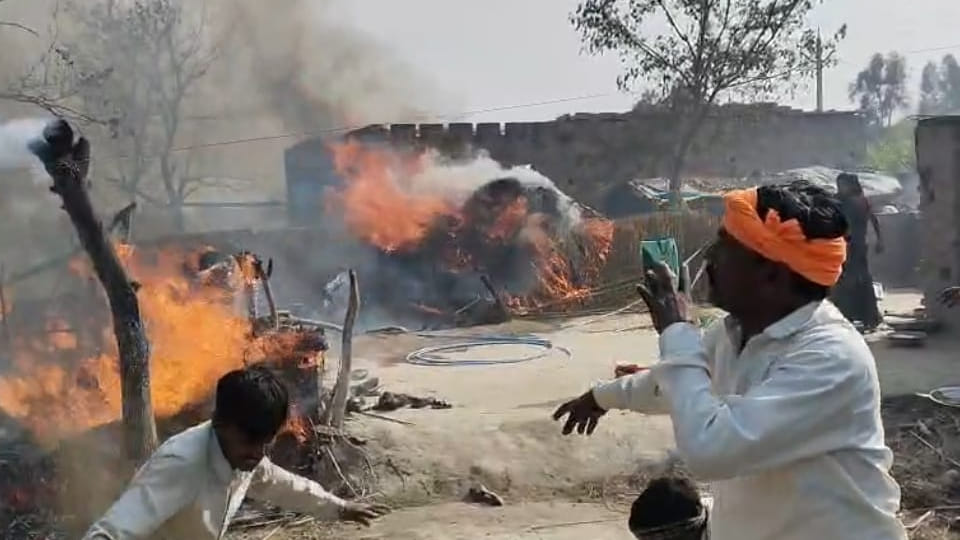 Farrukhabad: Three huts burned down in a fire, reducing household items to ashes