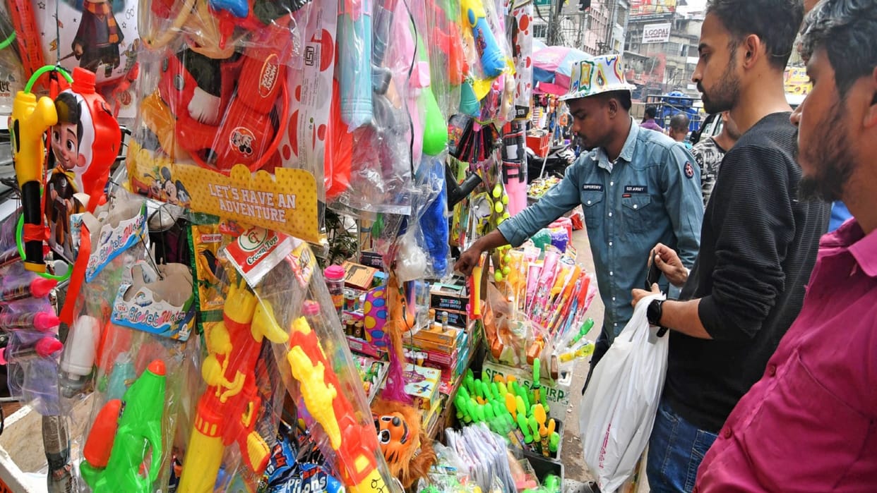 CAIT claims Holi sales likely to record 25 per cent jump at Rs 80000 crore this year markets swadeshi products
