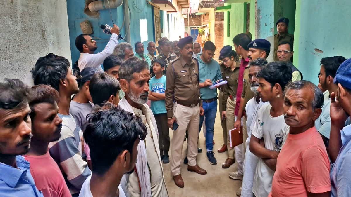 जांच करती पुलिस