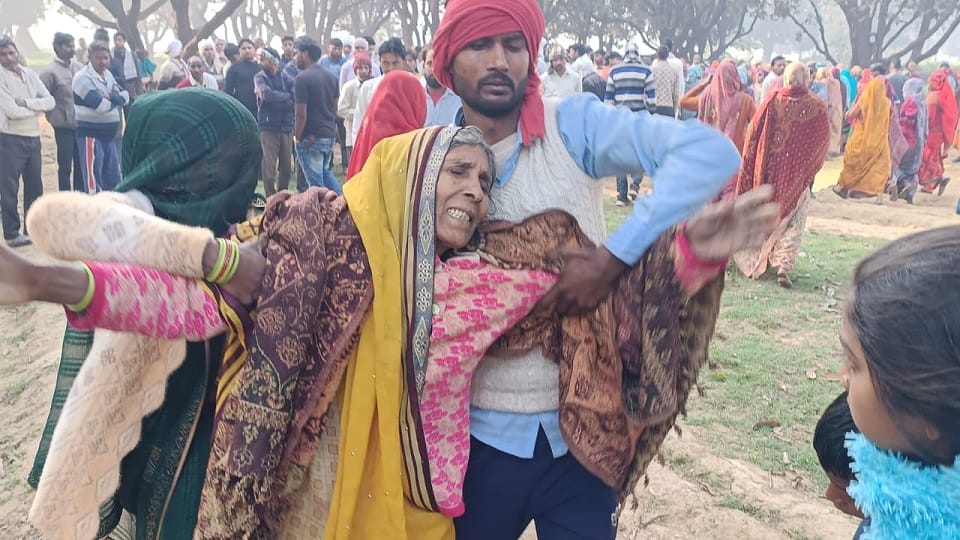 bodies of husband wife and three children were cremated in Kasganj