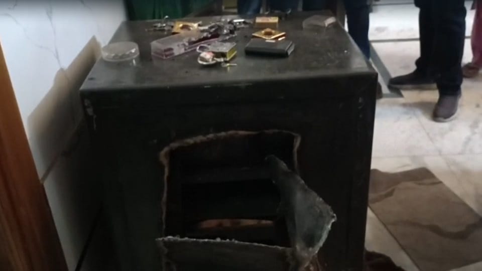 Nepali servant commits theft in the house at Gohana