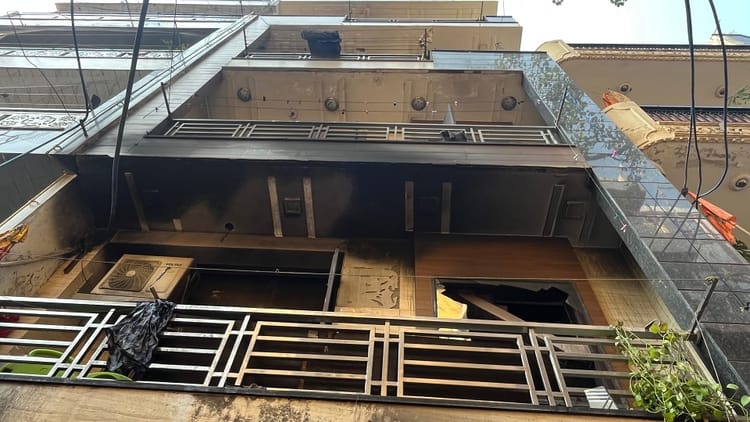 Delhi Fire:मकान में आग बुझाने के दौरान गैस सिलेंडर में भीषण धमाका, पुलिस और दमकल कर्मी समेत 14 लोग घायल – A Massive Cylinder Explosion Occurred While Trying To Extinguish A Fire In A House, Injuring Several People