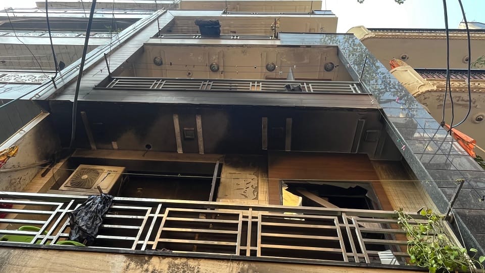 A massive cylinder explosion occurred while trying to extinguish a fire in a house, injuring several people