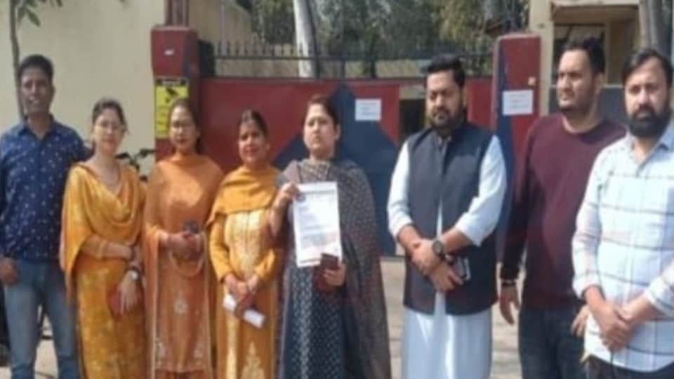 पुलिस को शिकायत देने पहुंची आरती राजपूत।