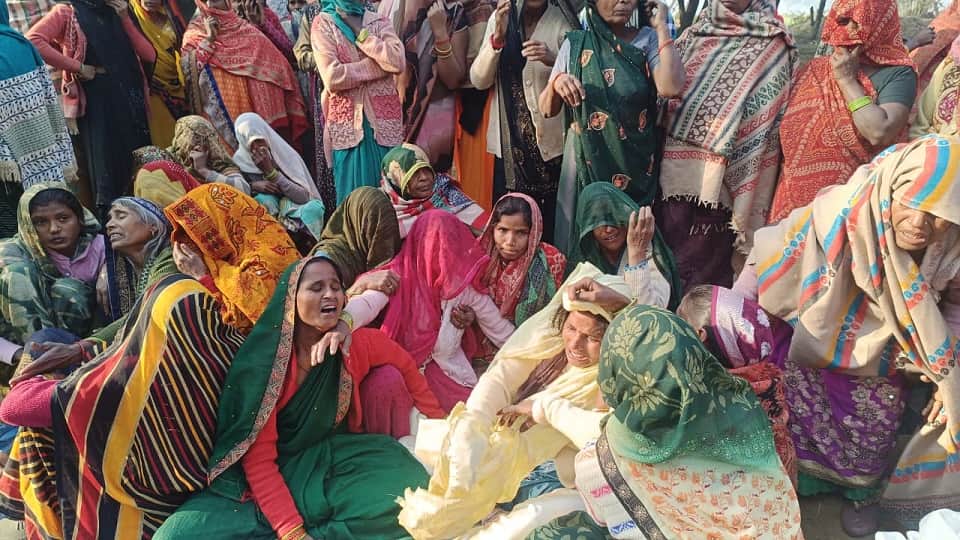 bodies of husband wife and three children were cremated in Kasganj