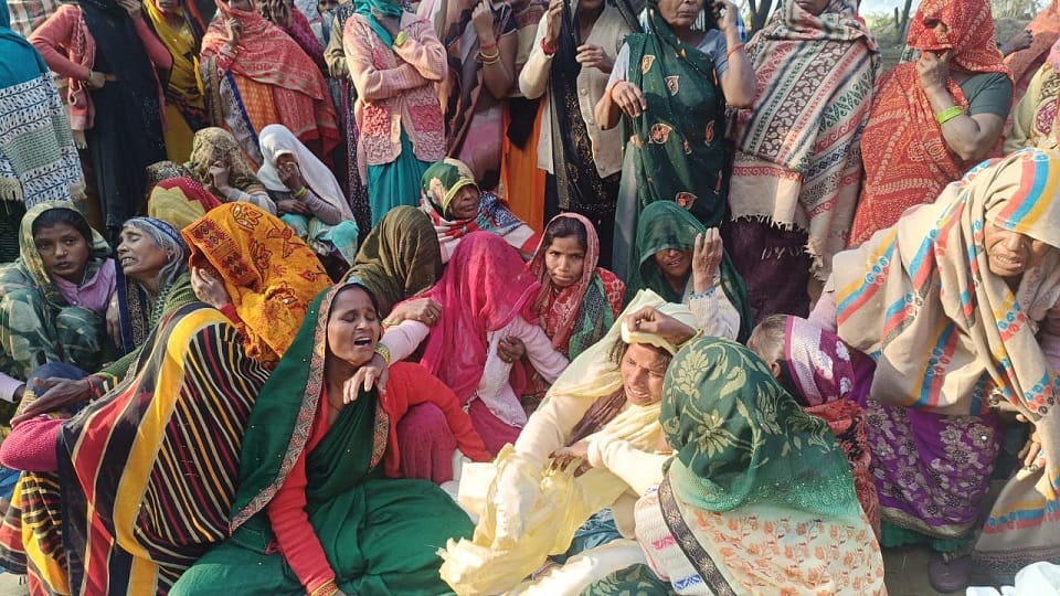 bodies of husband wife and three children were cremated in Kasganj