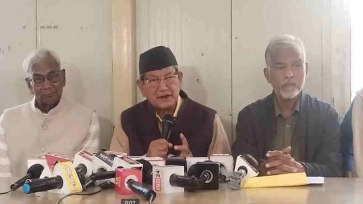 Dehradun: इंडिया गठबंधन की प्रेसवार्ता में पहुंचे हरीश रावत, मलिन बस्ती व वन भूमि मामले को लेकर धरने एलान