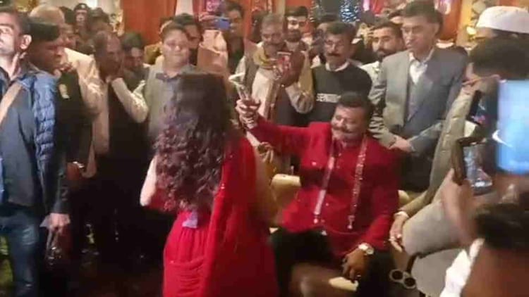 फिर चर्चाओं में खानपुर के पूर्व विधायक चैंपियन: शादी समारोह में डांसर पर नोट उड़ाते दिखे, वीडियो हो रहा वायरल