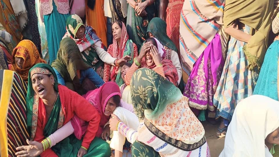 bodies of husband wife and three children were cremated in Kasganj