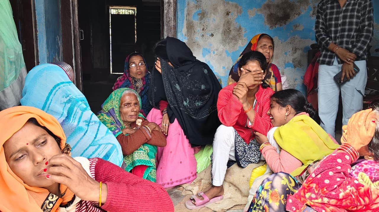 रोते बिलखते परिजन