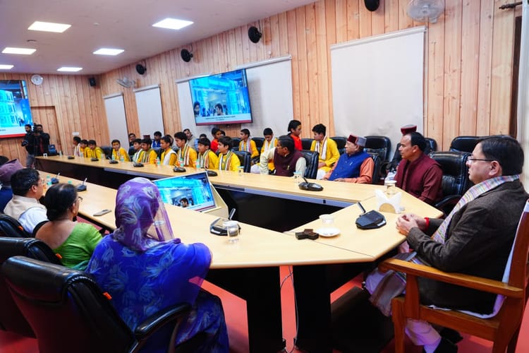 Mann Ki Baat: सीएम धामी ने जन प्रतिनिधियों और संस्कृति स्कूल के बच्चों के साथ सुनी पीएम मोदी के मन की बात