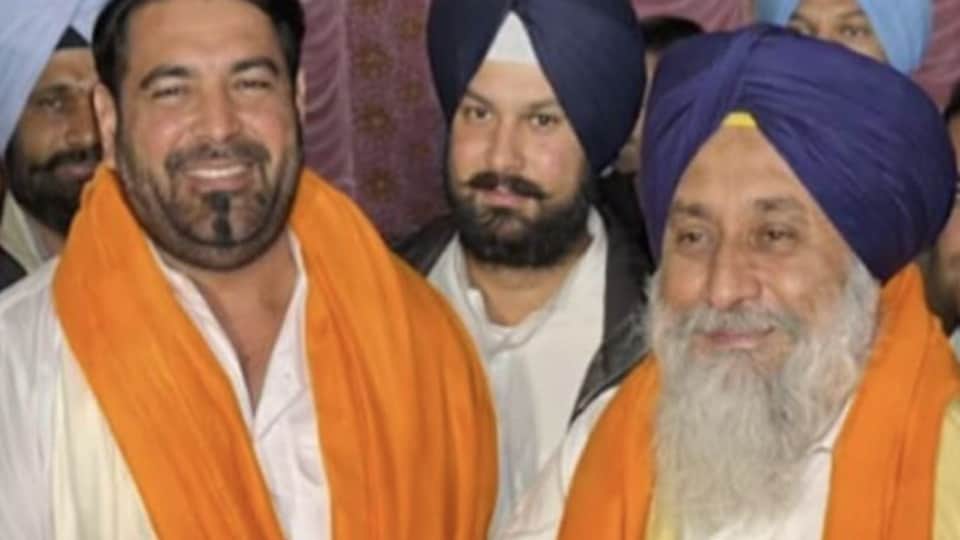 सुखबीर बादल के साथ सिंगर केएस मक्खन।