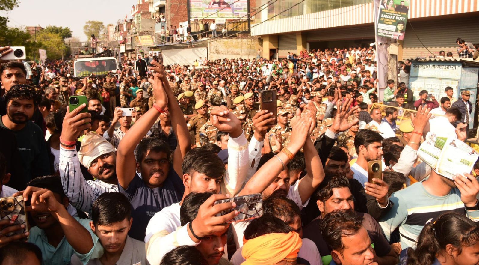 Actor Sanjay Dutt reached Lucknow for an environmental awareness program