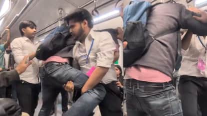 Delhi Metro Kalesh Ka Naya Video Fight Between Three Man Over Seat Issues video goes viral