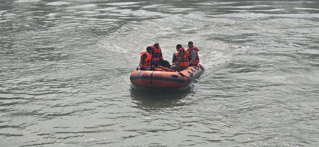 No trace of youth even after 20 hours of jumping into Kho Barrage, 15-member PAC team continues search operati