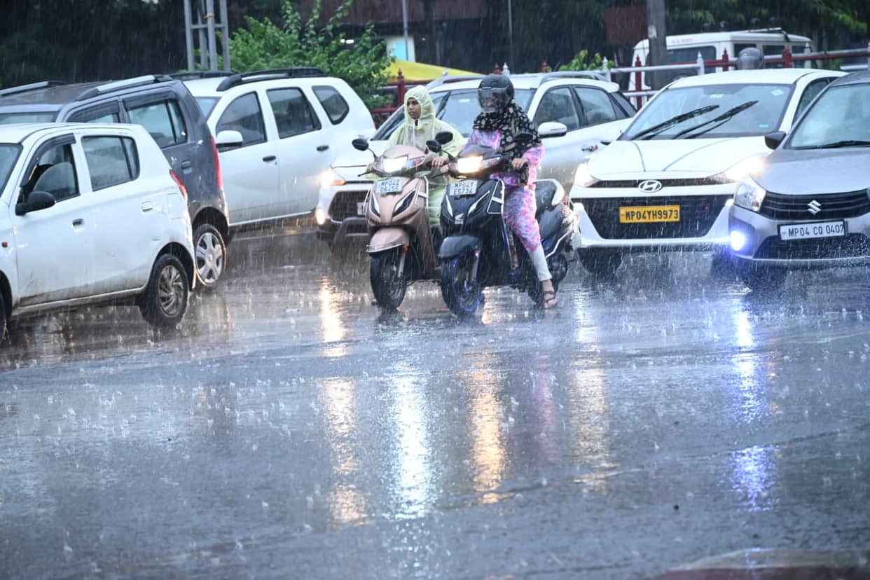 MP Weather Today: Weather changes for the fourth time in February, hail falls in Shivpuri, warning of storm an