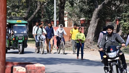 Varanasi Weather Update wind slowed down sun shone brightly temperature rose by one degree Celsius