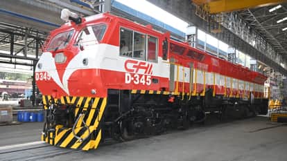 Varanasi News 3300 HP rail engine sent from Bareka to Mozambique, capable of 100 kmph speed