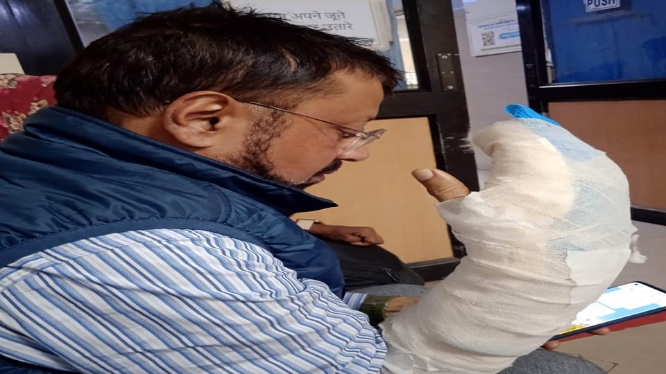 Doctor finger cut while trying to save neck from Chinese thread