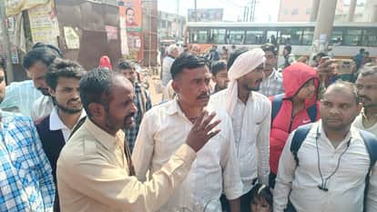 Fine Sparks Roadways Strike in Kasganj Passengers Stranded for Hours