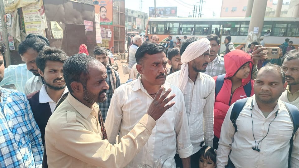 Fine Sparks Roadways Strike in Kasganj Passengers Stranded for Hours