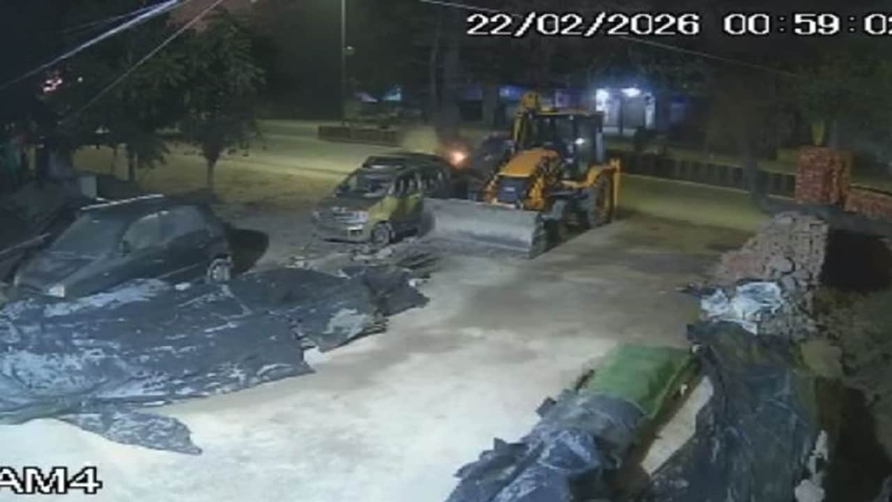 car accident dur to tree in Bareilly exposes road engineering