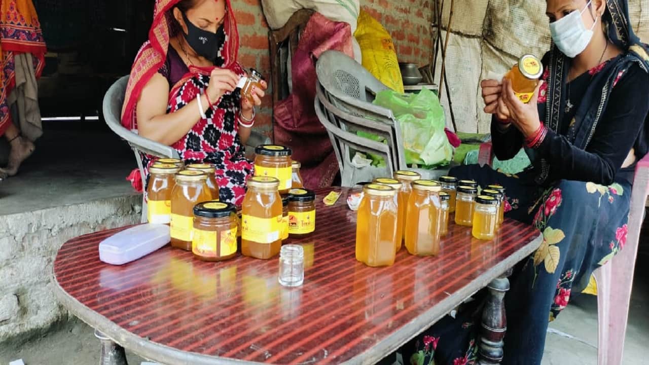 शहद की पैकिंग करती महिलाएं