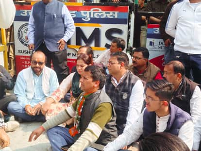Dehradun News Assault on Director of Education Congress Workers around Raipur police station demand MLA arrest