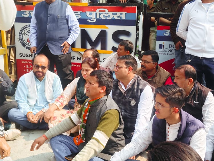 शिक्षा निदेशक से मारपीट: कांग्रेसियों ने घेरा रायपुर थाना; विधायक की गिरफ्तारी की मांग, 48 घंटे का अल्टीमेटम