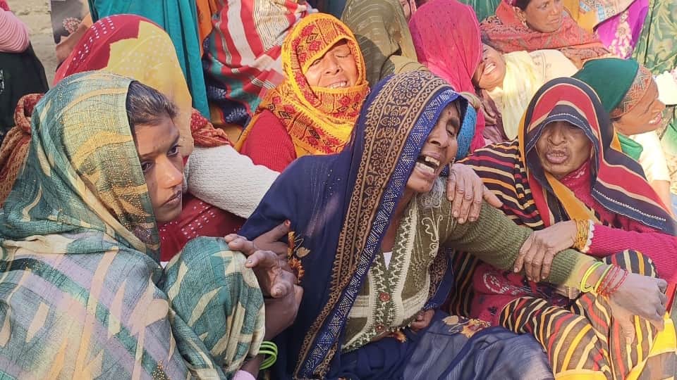 Kasganj murder and suicide last rites performed on Satyaveer of farm after death Relatives and villagers ran