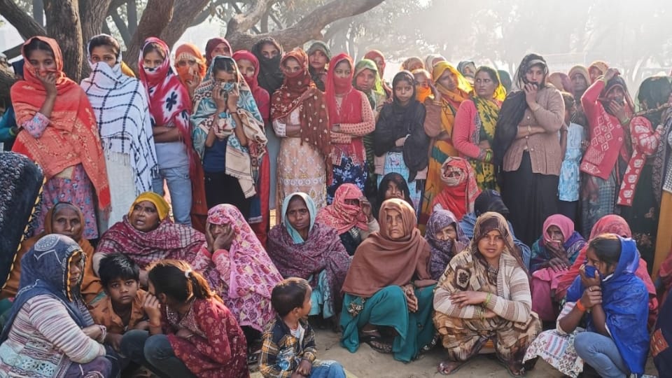 three children and wife Murder then suicide in Kasganj poisoned children in food also slit wife throat