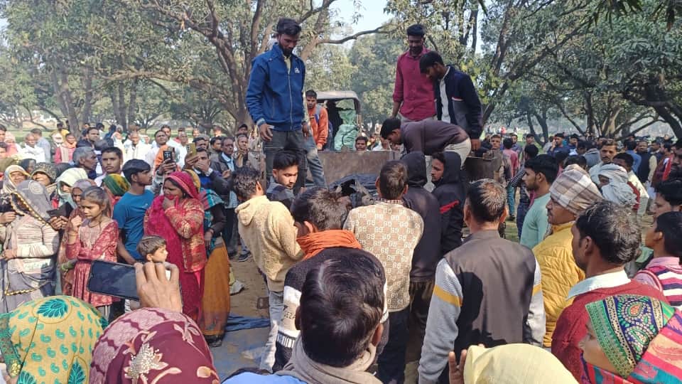 Kasganj murder and suicide last rites performed on Satyaveer of farm after death Relatives and villagers ran