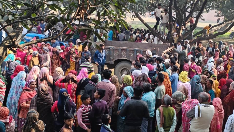 Kasganj murder and suicide last rites performed on Satyaveer of farm after death Relatives and villagers ran