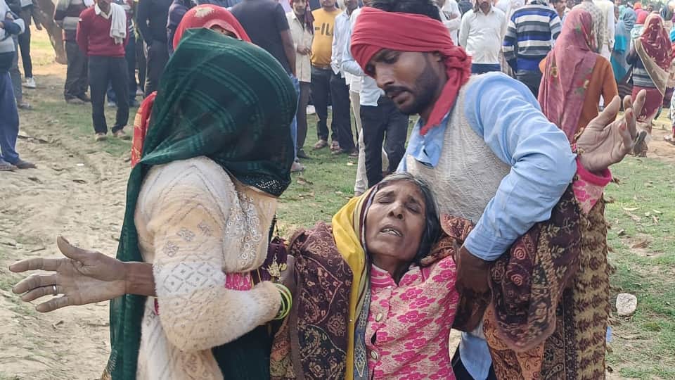 Kasganj murder and suicide last rites performed on Satyaveer of farm after death Relatives and villagers ran