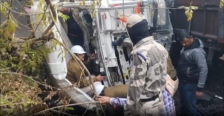Jharkhand News: गोड्डा में 40 फीट नीचे गिरा ट्रक, कोयले के रैक से टकराया; चालक समेत दो घायल