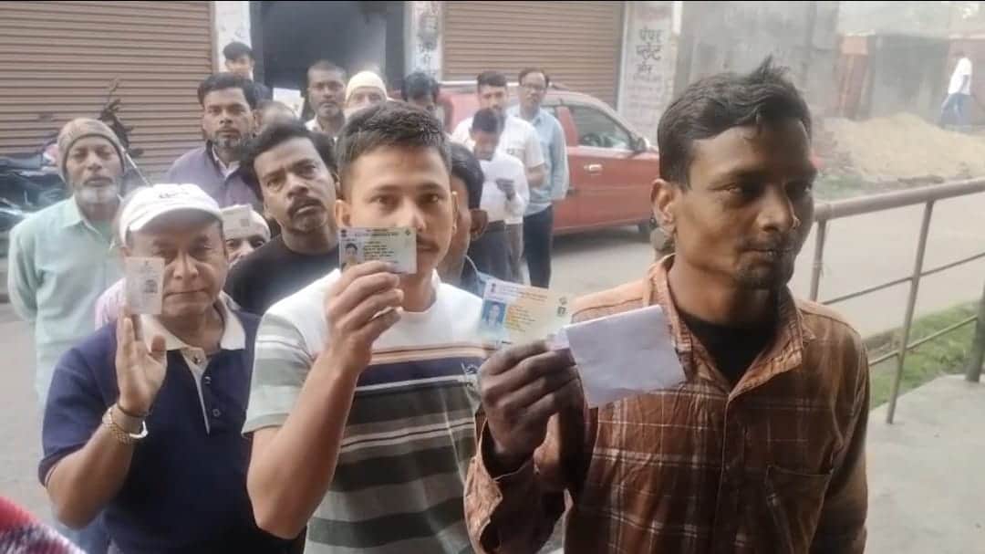 कतार में खड़े लोग