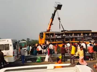 Purvanchal Expressway Road Accident: high speed bus overturned in Gosaiganj Lucknow News in Hindi