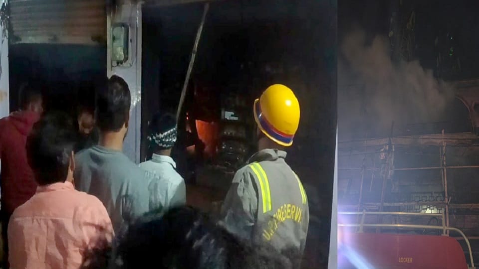 Fire broke out due to short circuit in the medicine shop