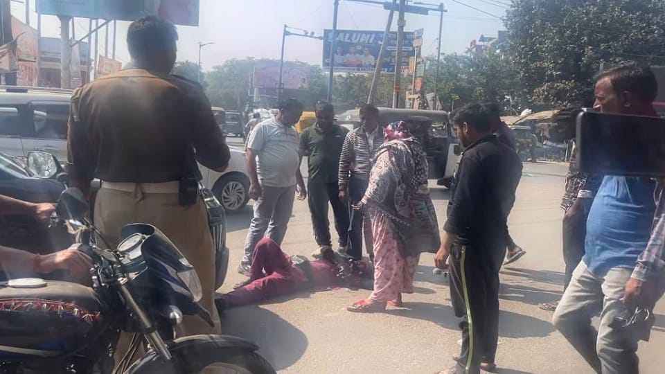 Woman E-Rickshaw Driver Creates Ruckus at Waterworks Crossing in Agra
