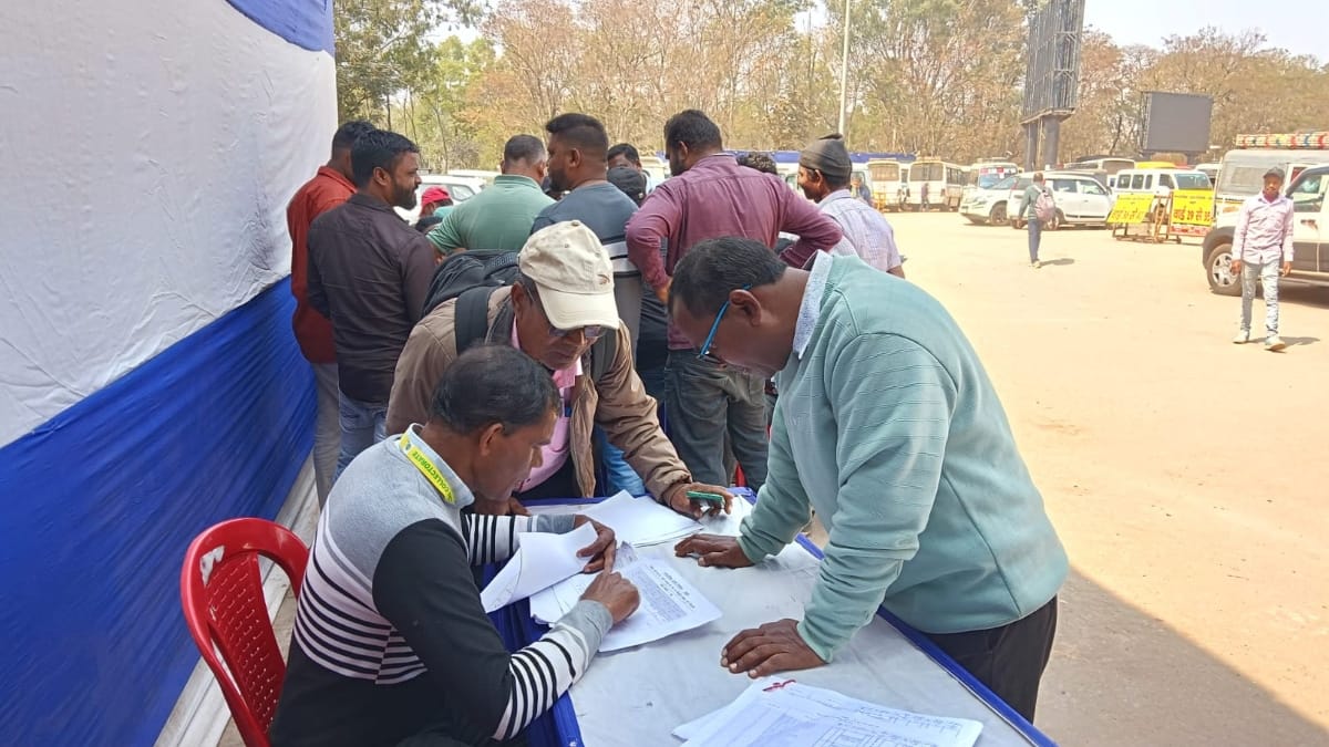 मतदान करने जाते लोग