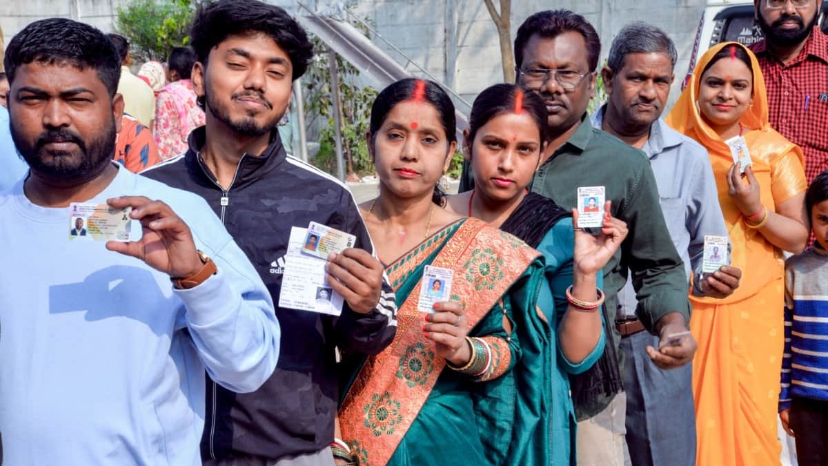 मतदान करने जाते लोग