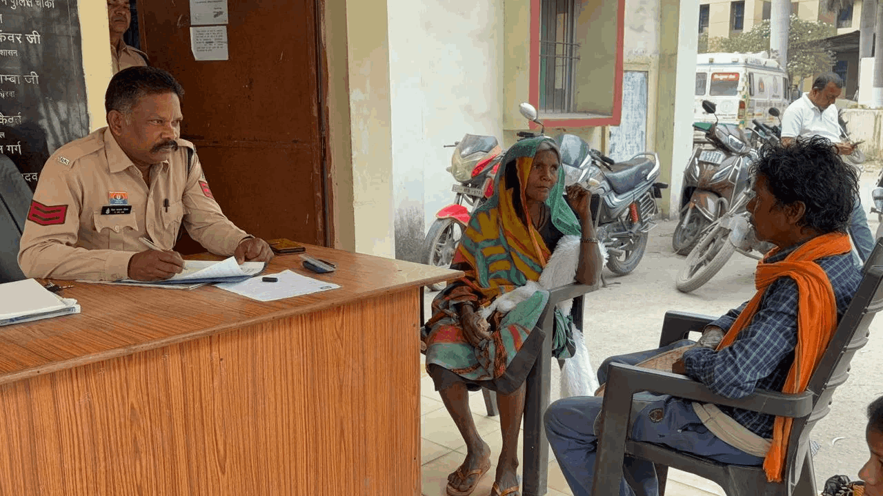 थाने में बैठे परिजन