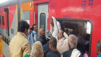 Railway News: Passengers entered the coach of Kalindi Express through the window